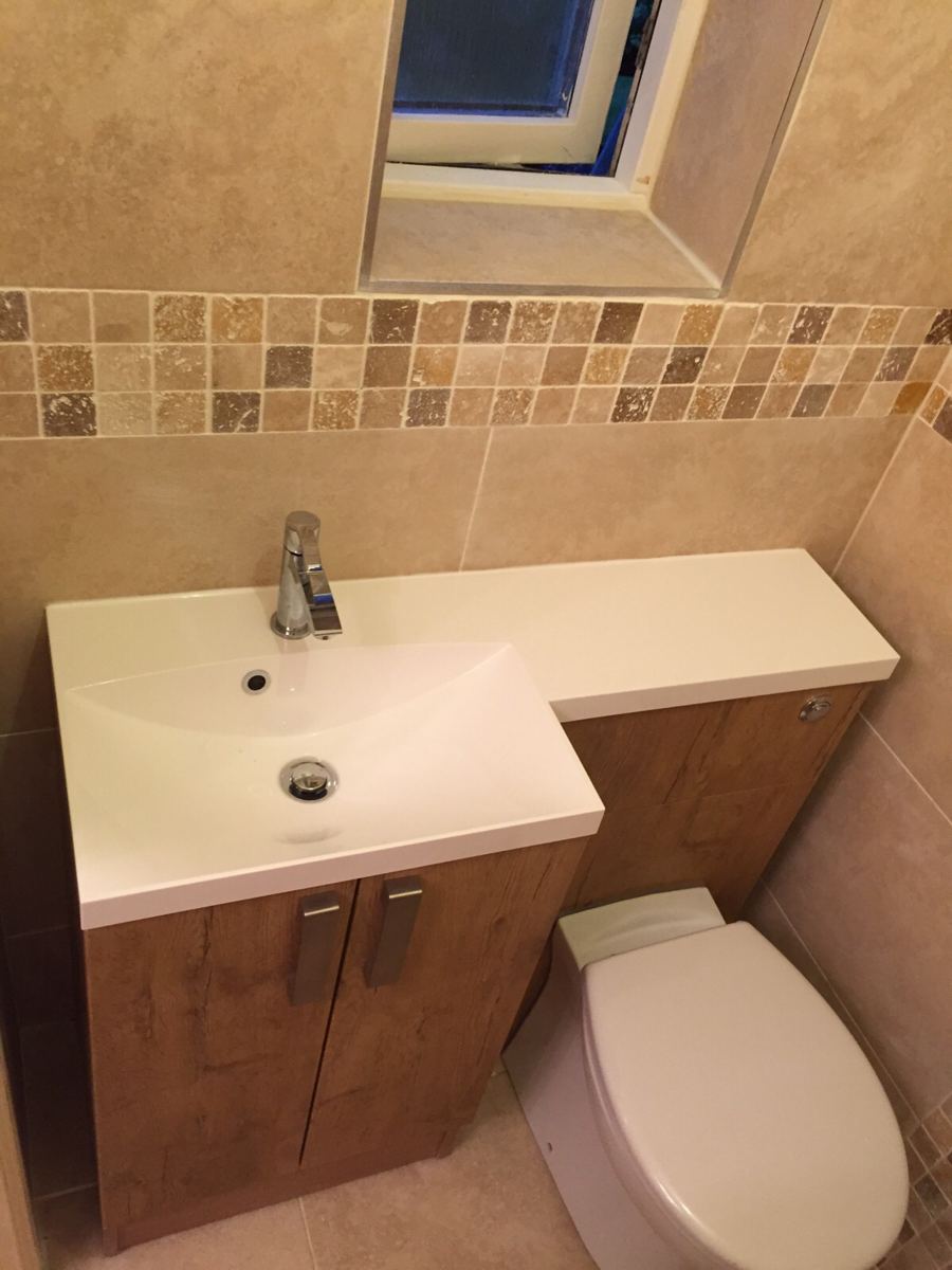 L-shaped vanity unit with mosaic border tiles